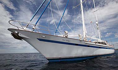 Reduced rates for the crewed sailing yacht FREE WINGS in Italy